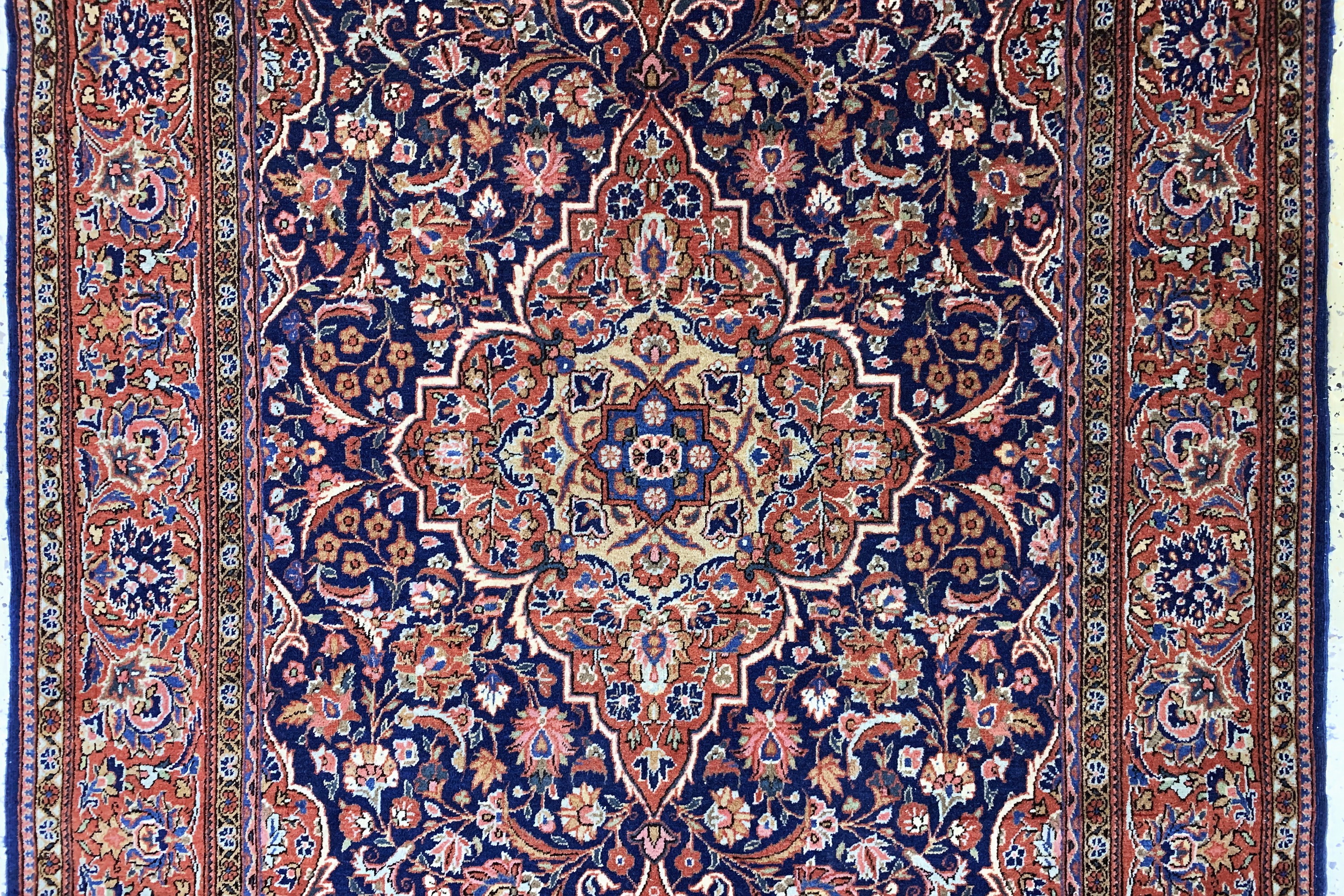 Detail b: Ghaswin antik, Persien, um 1900, Wolle auf Baumwolle, ca. 210 x 133 cm, gereinigt, EHZ: 2(kleine Mottenfrass Stellen).