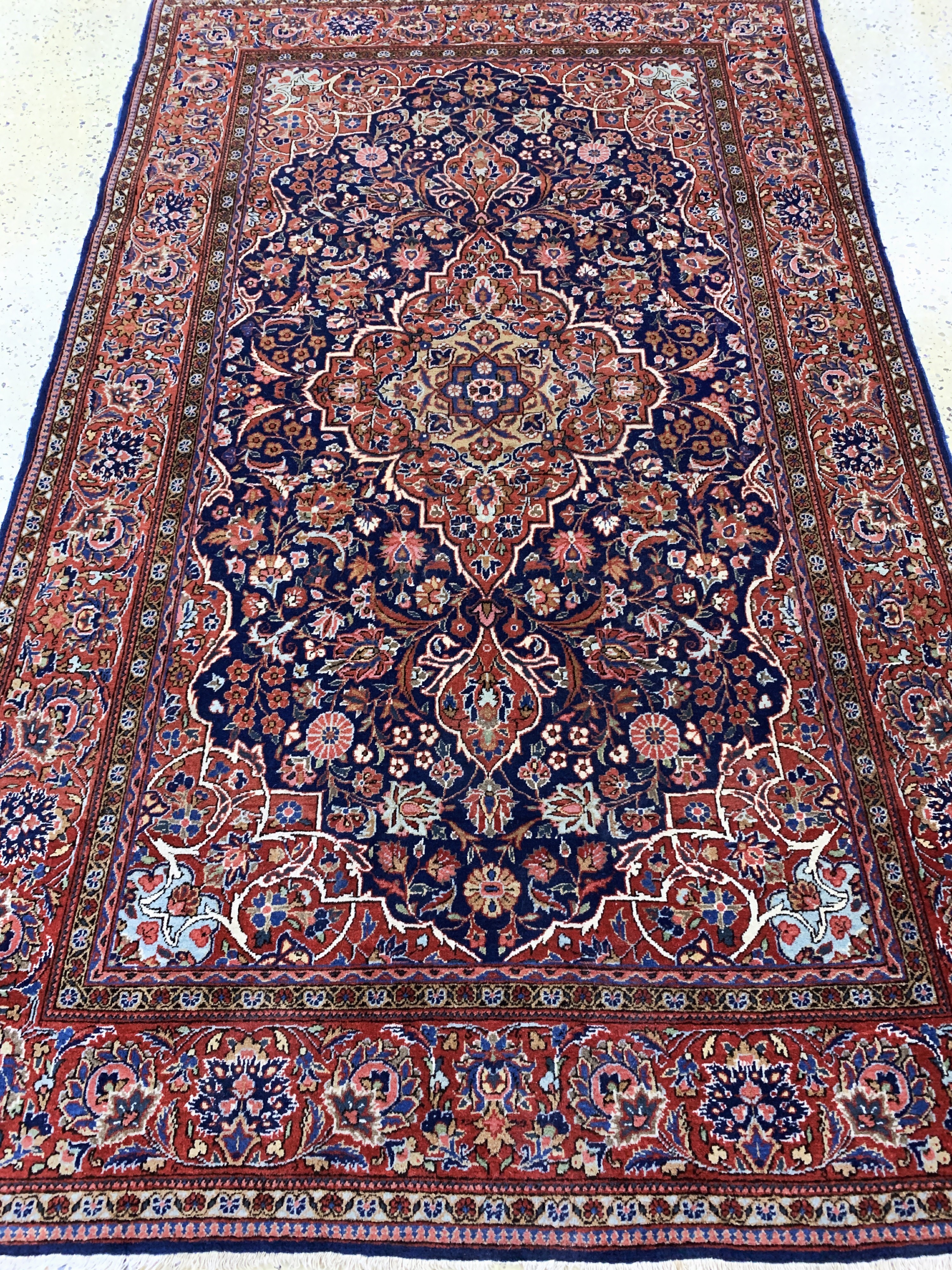 Detail e: Ghaswin antik, Persien, um 1900, Wolle auf Baumwolle, ca. 210 x 133 cm, gereinigt, EHZ: 2(kleine Mottenfrass Stellen).