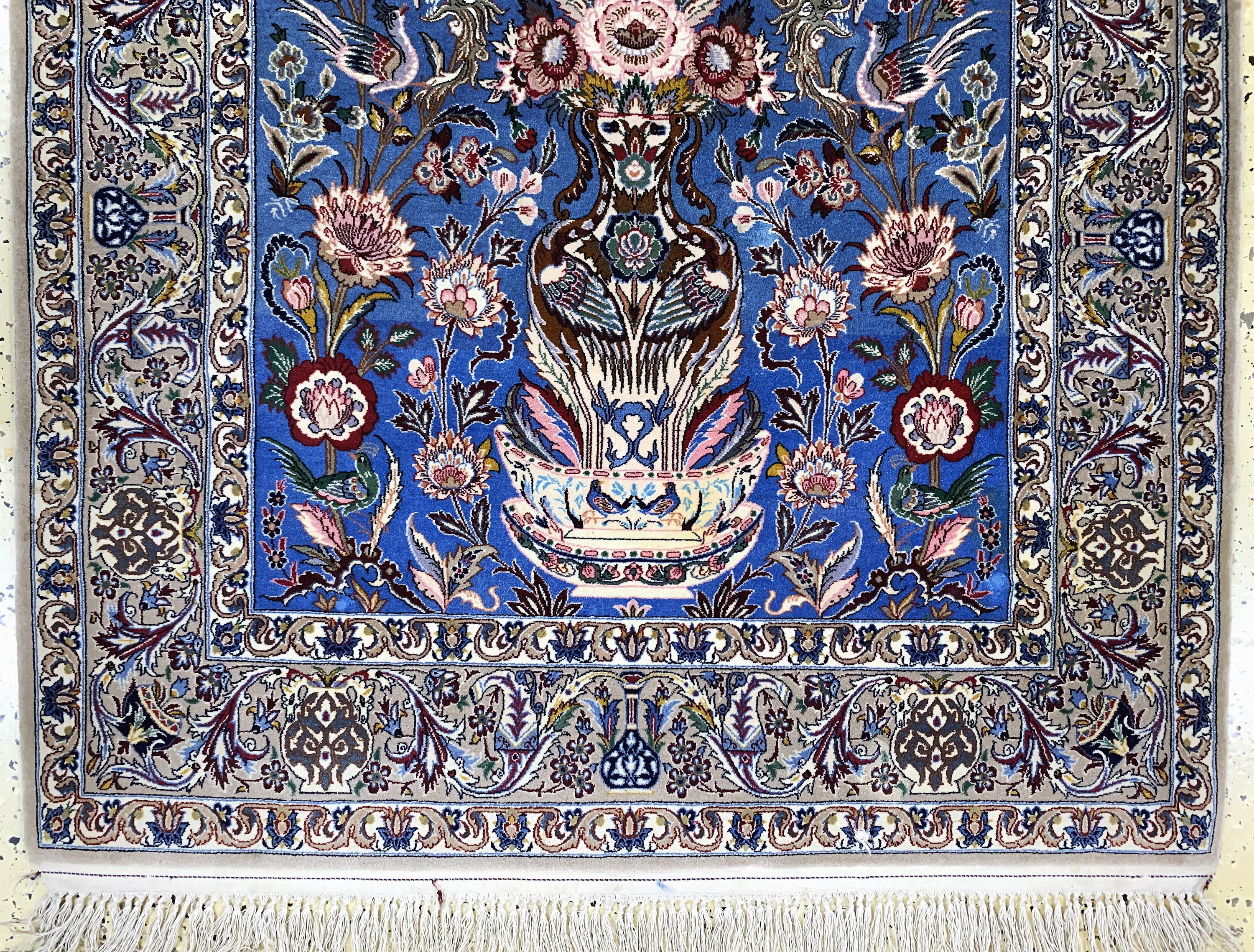Detail b: Esfahan fein, Persien, Mitte 20.Jhd, Korkwolle auf Seide, ca. 170 x 111 cm, ca. 1,0Mio. Kn/qm, Mottenfraß, EHZ: 2