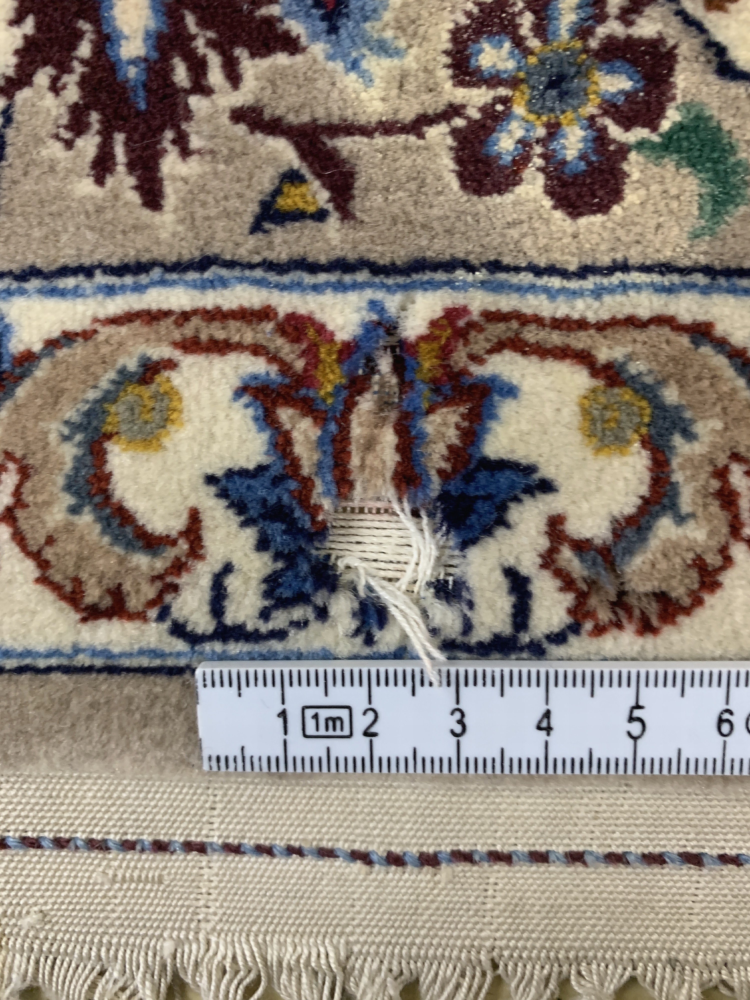 Detail f: Esfahan fein, Persien, Mitte 20.Jhd, Korkwolle auf Seide, ca. 170 x 111 cm, ca. 1,0Mio. Kn/qm, Mottenfraß, EHZ: 2