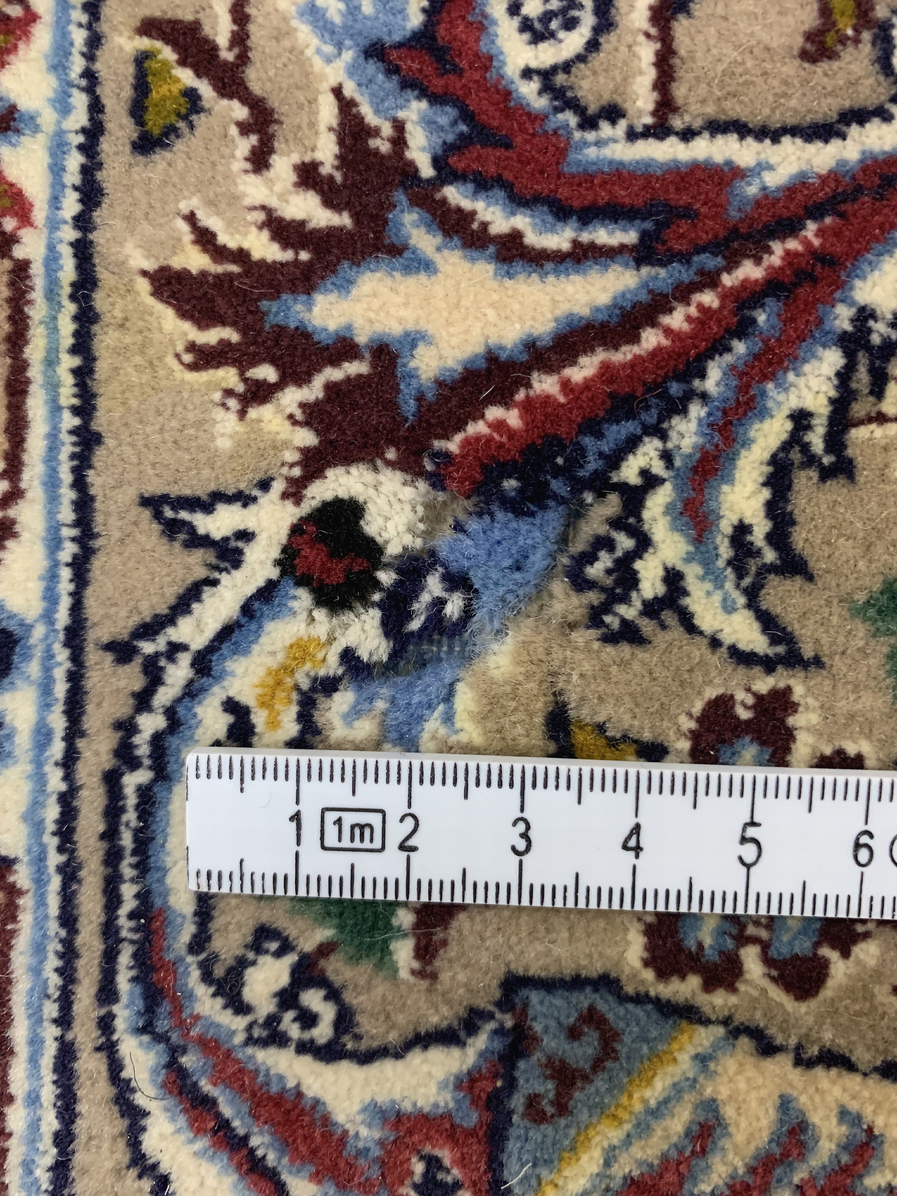 Detail g: Esfahan fein, Persien, Mitte 20.Jhd, Korkwolle auf Seide, ca. 170 x 111 cm, ca. 1,0Mio. Kn/qm, Mottenfraß, EHZ: 2
