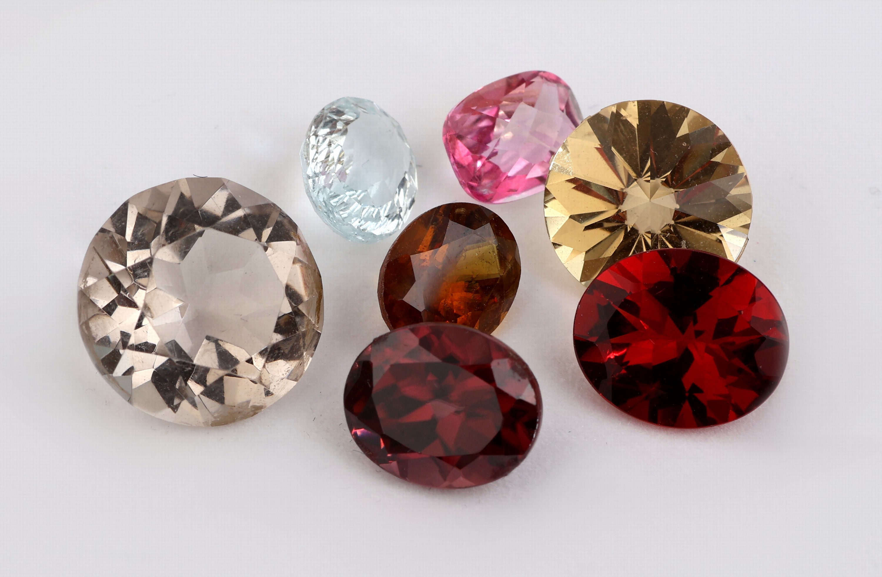 Detail c: Lot lose Farbsteine, zus. ca. 204.40 ct, u.a. Turmaline, Citrine, Tansanite, Rubine, etc., auch Synthesen, Ausfassware