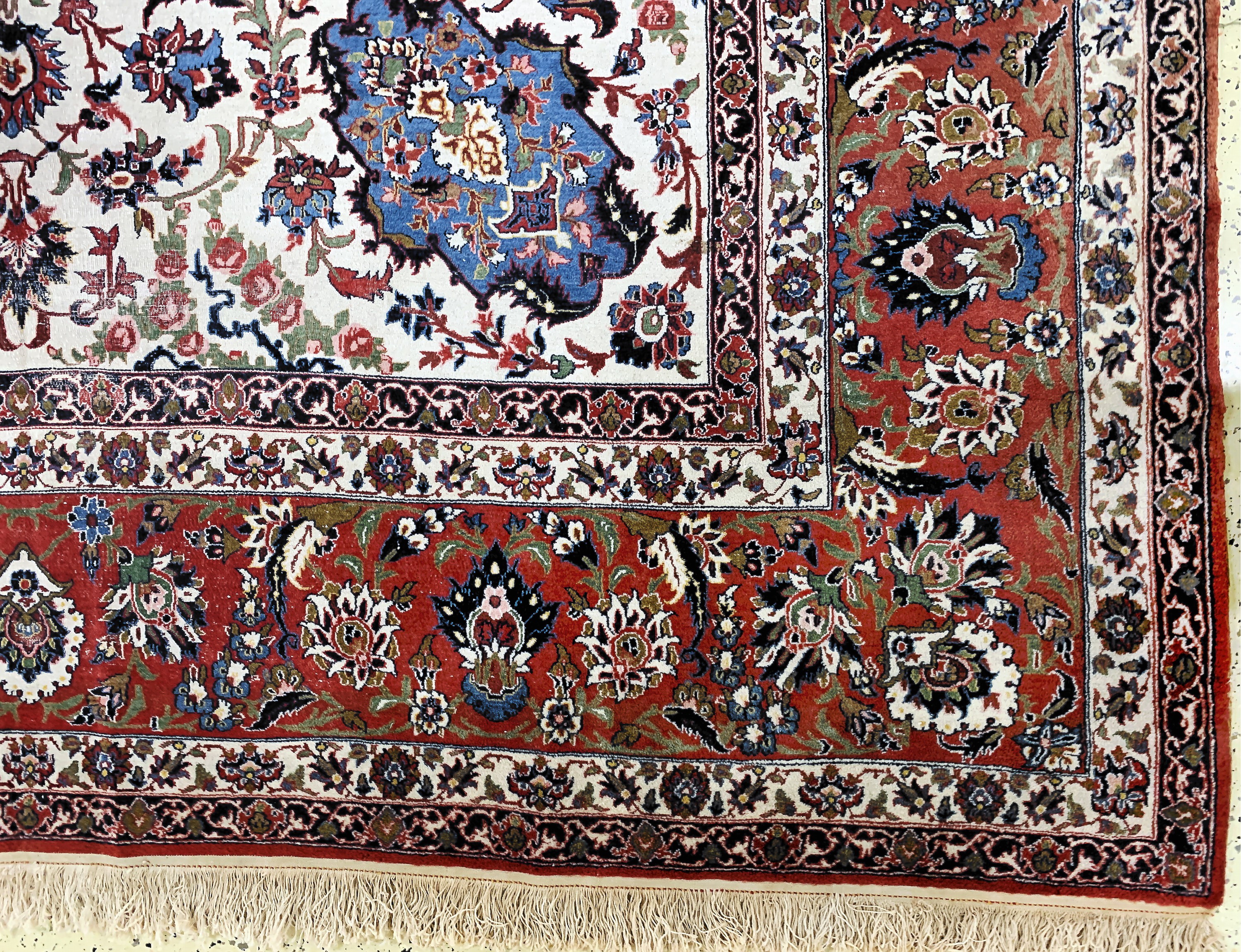 Detail a: Esfahan alt, Persien, Anfang 20.Jhd, Korkwolle auf Baumwolle, ca. 405 x 300 cm, Mottenfraß am Rand, EHZ: 3