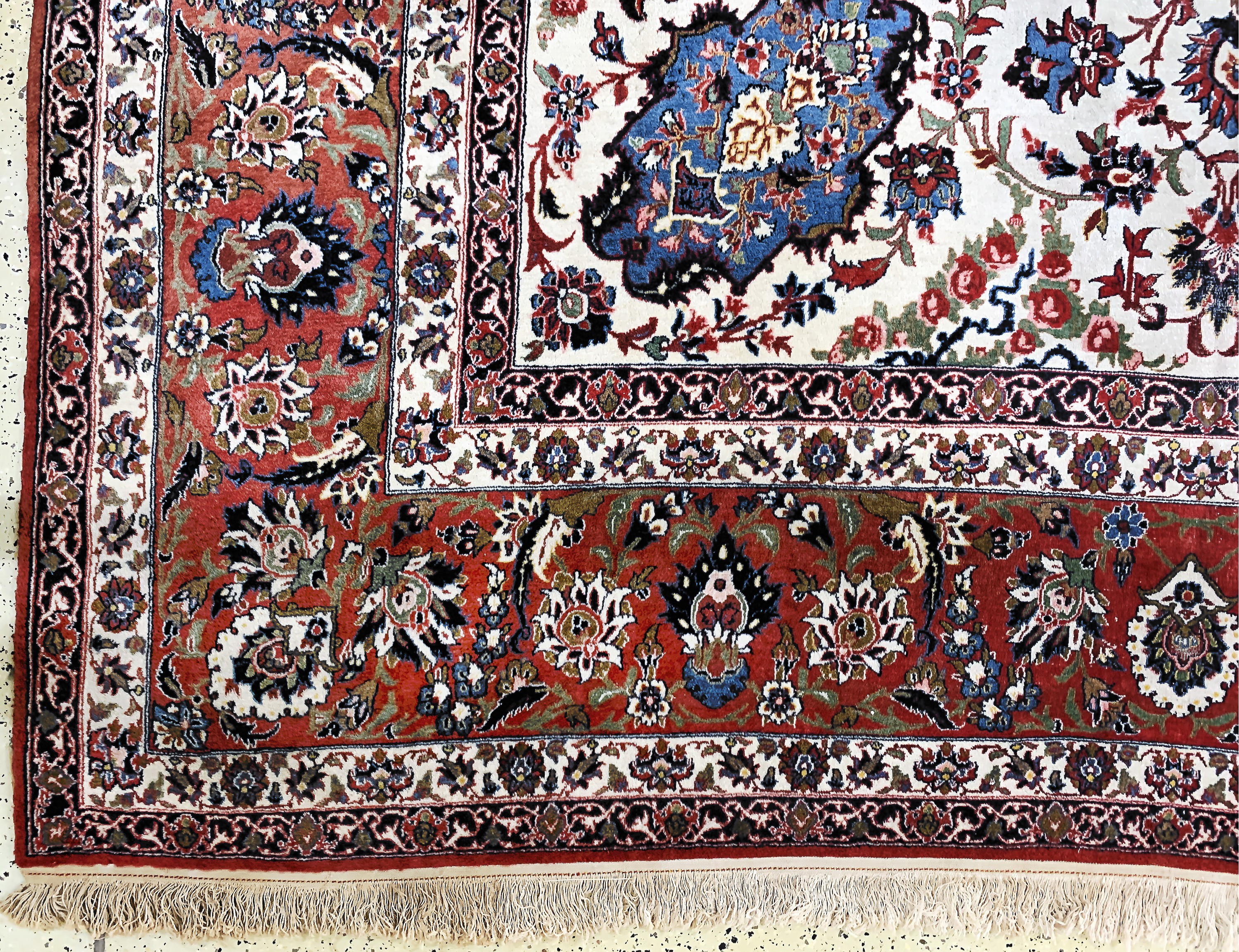 Detail b: Esfahan alt, Persien, Anfang 20.Jhd, Korkwolle auf Baumwolle, ca. 405 x 300 cm, Mottenfraß am Rand, EHZ: 3