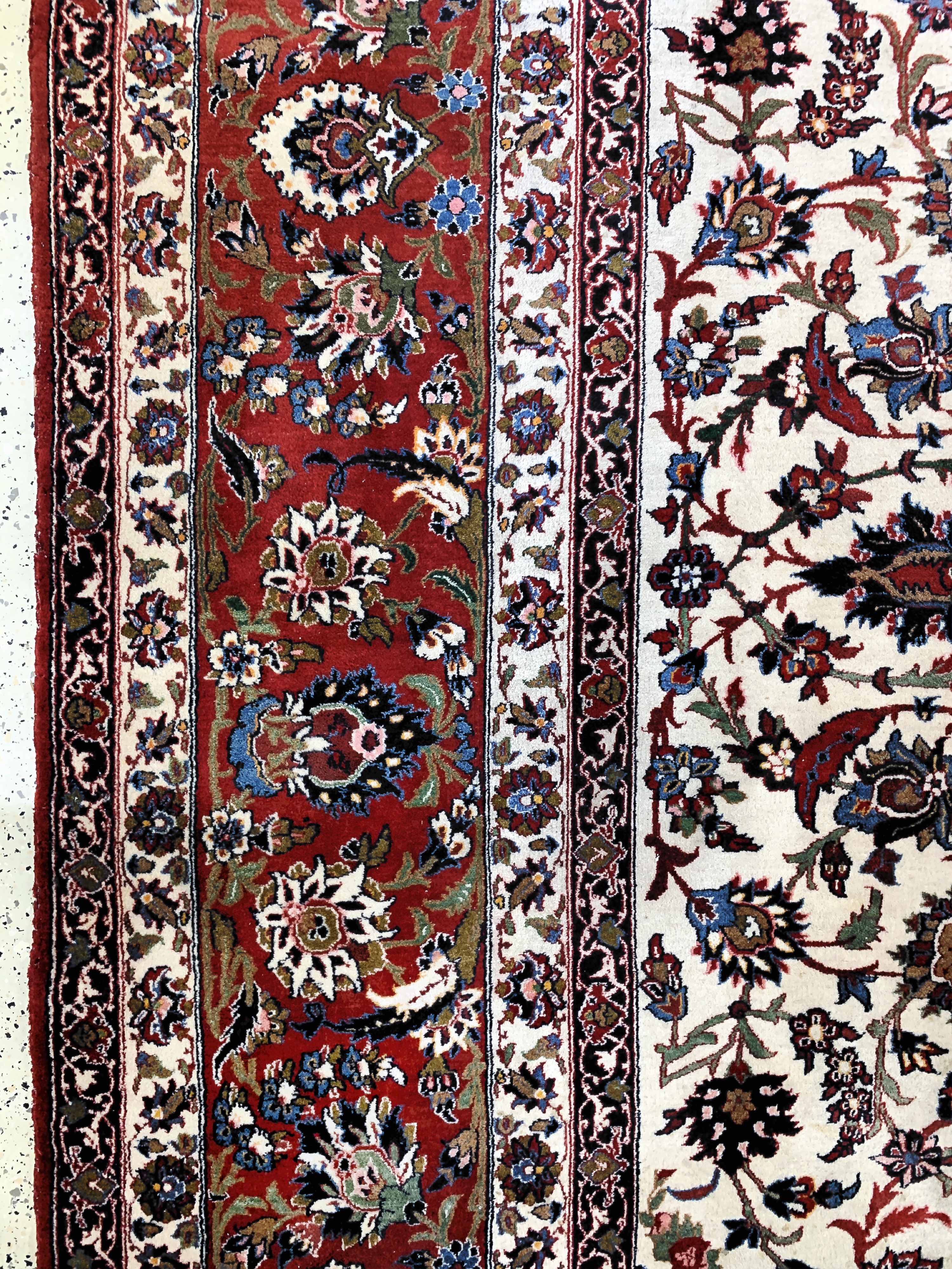 Detail c: Esfahan alt, Persien, Anfang 20.Jhd, Korkwolle auf Baumwolle, ca. 405 x 300 cm, Mottenfraß am Rand, EHZ: 3
