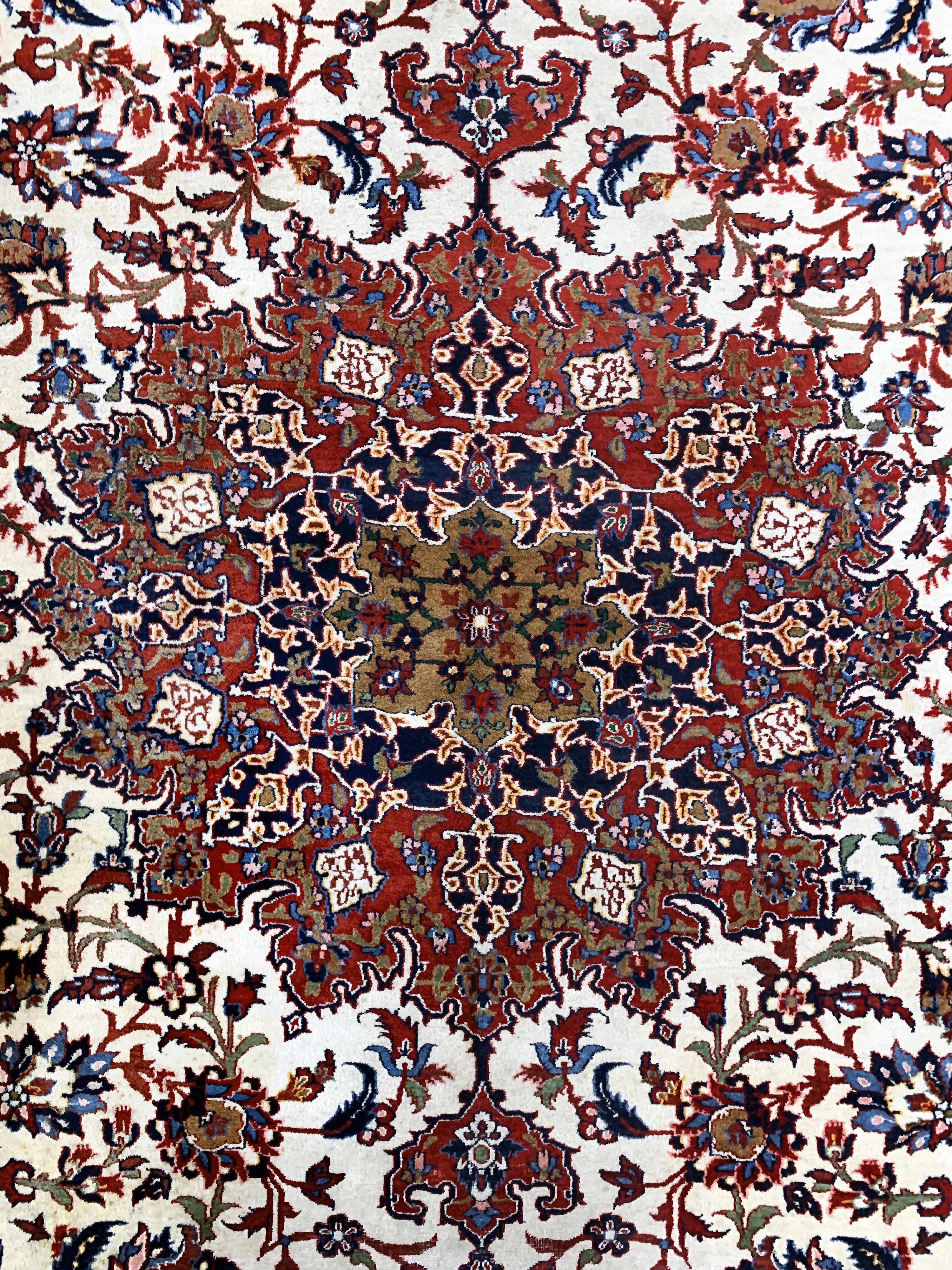 Detail d: Esfahan alt, Persien, Anfang 20.Jhd, Korkwolle auf Baumwolle, ca. 405 x 300 cm, Mottenfraß am Rand, EHZ: 3