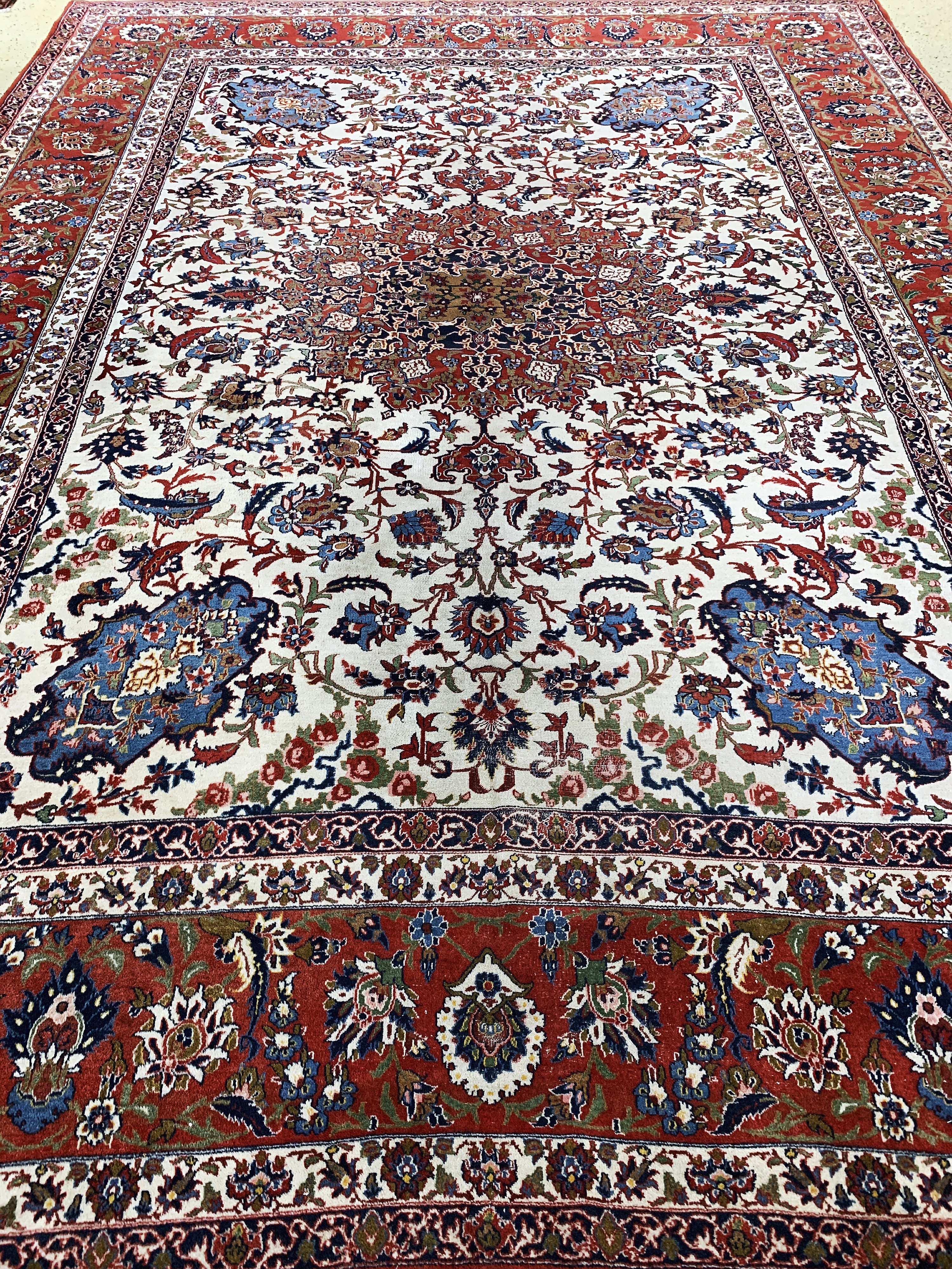 Detail h: Esfahan alt, Persien, Anfang 20.Jhd, Korkwolle auf Baumwolle, ca. 405 x 300 cm, Mottenfraß am Rand, EHZ: 3