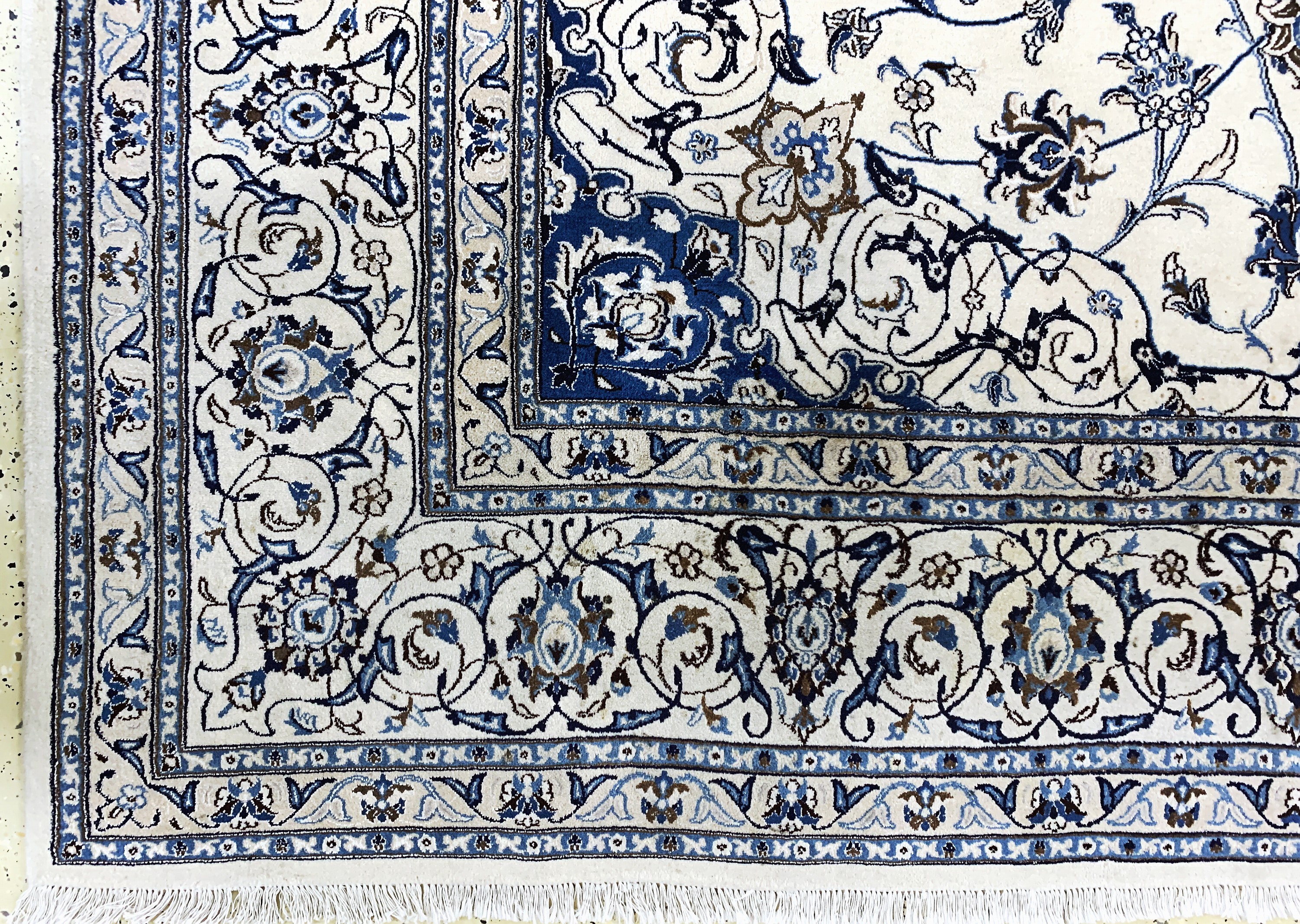 Detail b: Nain fein(9 La), Persien, Ende 20.Jhd, Korkwolle mit Seide, ca. 347 x 254 cm, Reinigungsbedürftig, EHZ: 2