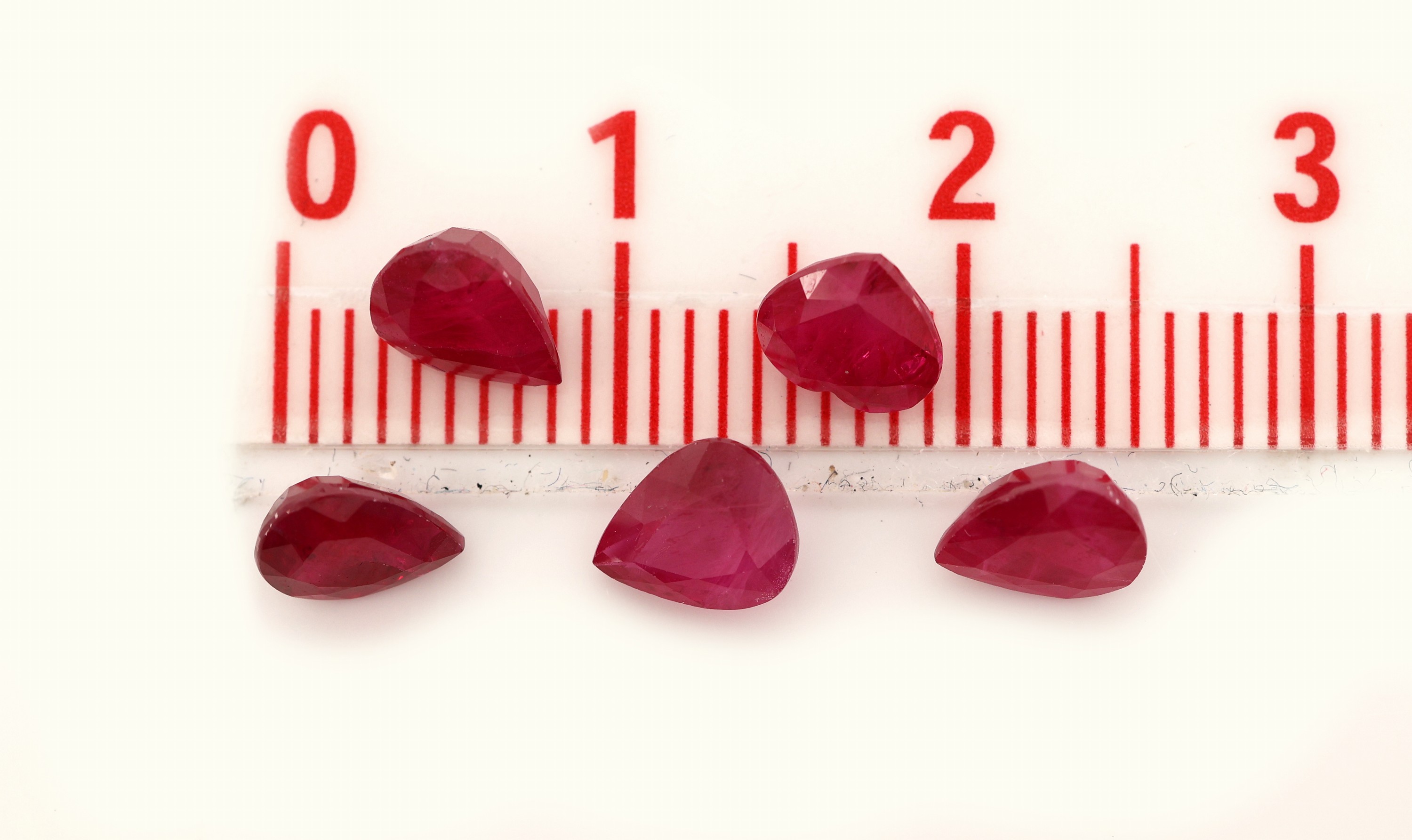 Detail a: Lot 12 lose Rubine, zus. ca. 8.69 ct, facett. Tropfen und Herzen