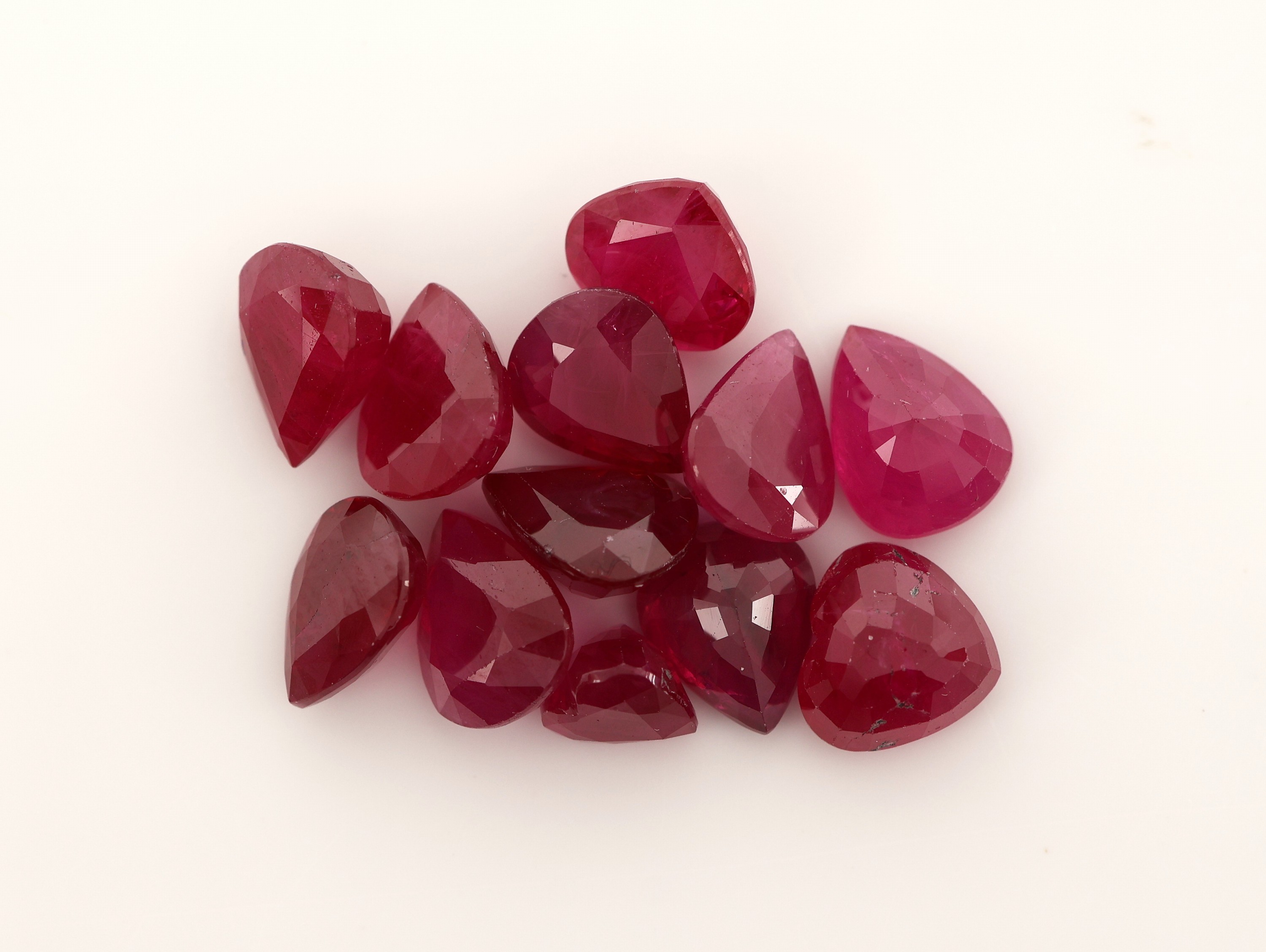 Detail b: Lot 12 lose Rubine, zus. ca. 8.69 ct, facett. Tropfen und Herzen