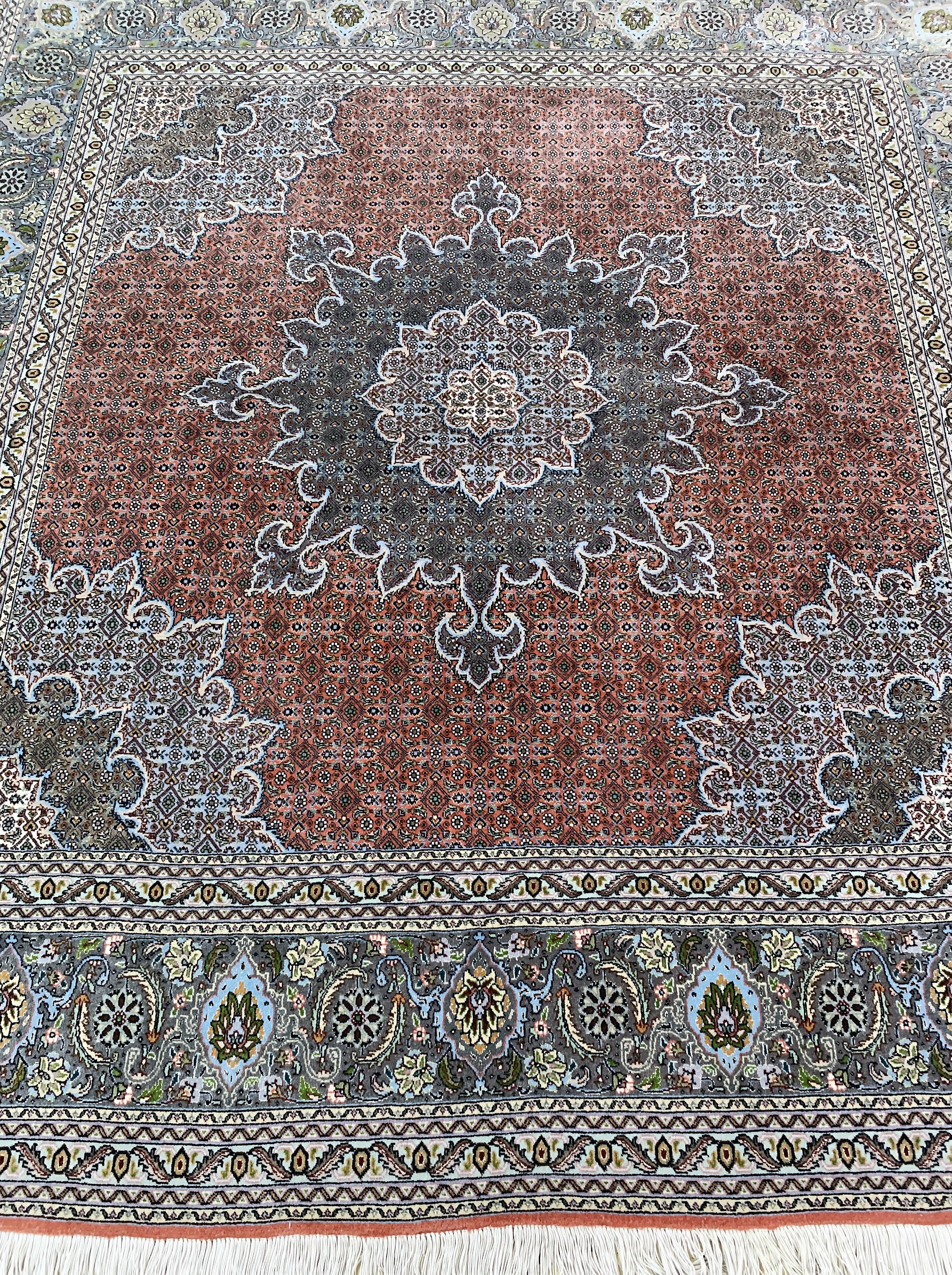 Detail f: Täbriz fein(50 Raj), Persien, Ende 20.Jhd, Korkwolle mit Seide, ca. 210 x 200 cm, ca. 500.000 Kn/qm, EHZ: 1-2