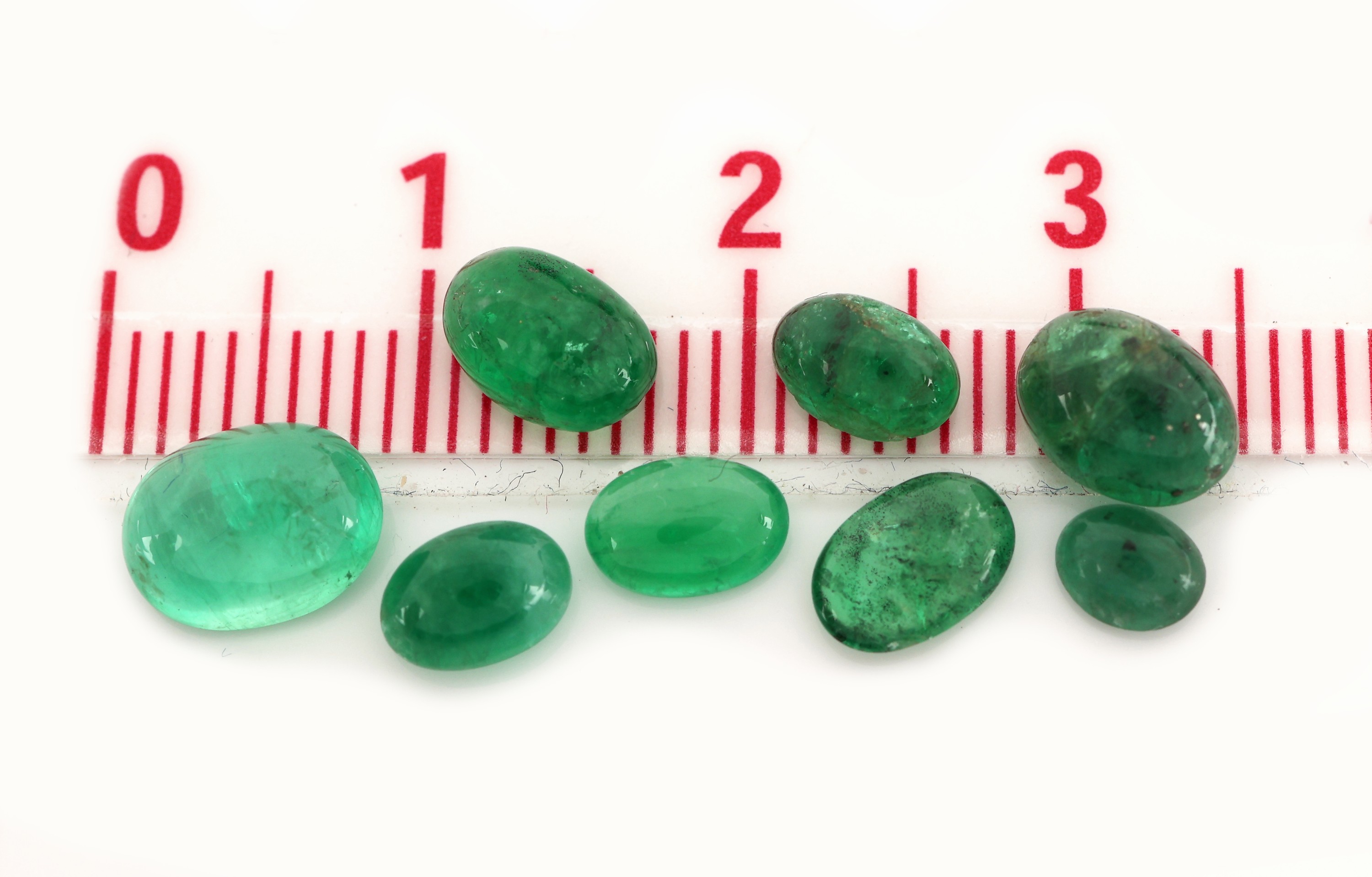 Detail a: Lot lose Smaragd-Cabochons, zus. ca. 24.40 ct,versch. Größen und Formen