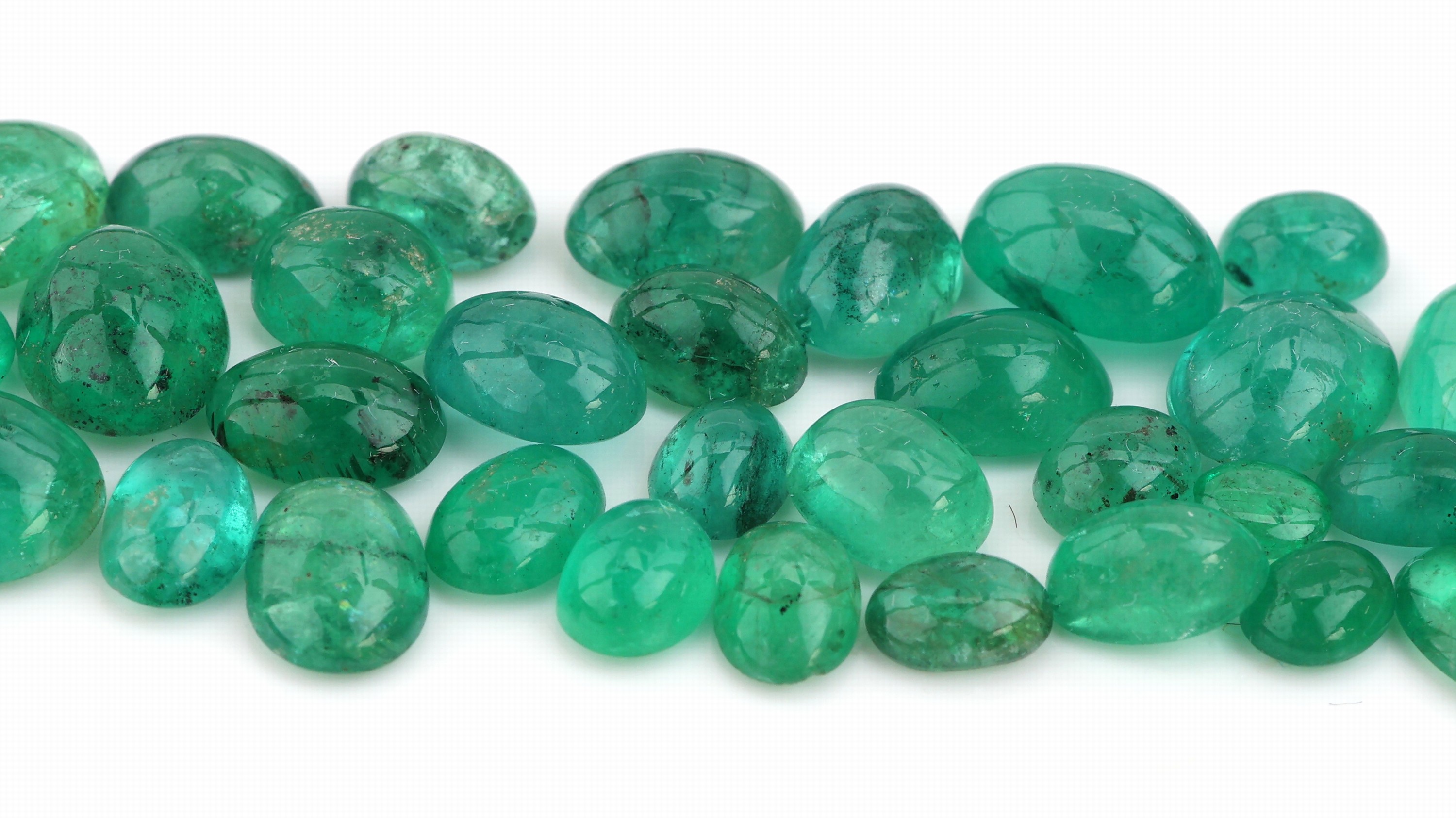 Detail a: Lot lose Smaragd-Cabochons, zus. ca. 25.41 ct,versch. Größen und Formen