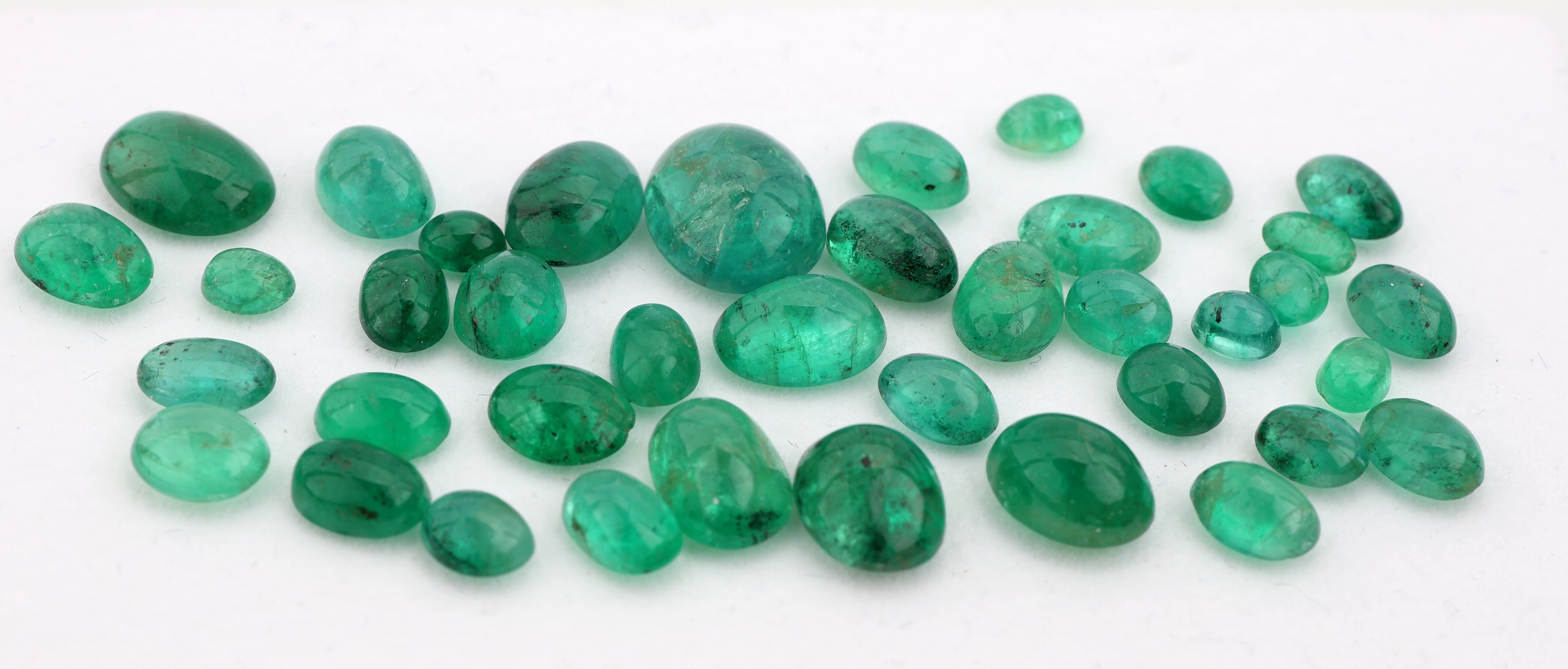 Image 27142268 - Lot lose Smaragd-Cabochons, zus. ca. 25.28 ct,versch. Größen und Formen Schätzpreis: ...