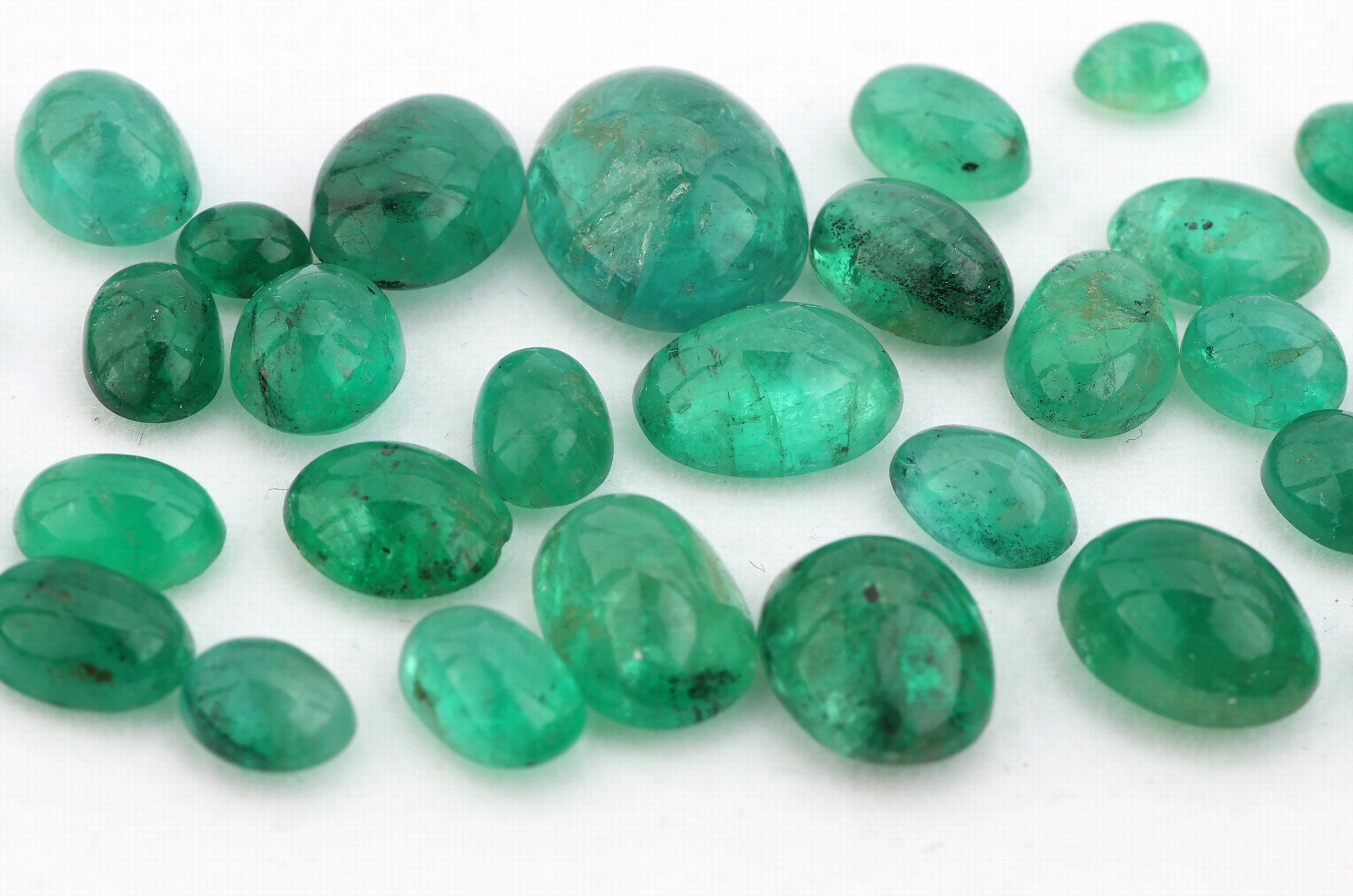Detail a: Lot lose Smaragd-Cabochons, zus. ca. 25.28 ct,versch. Größen und Formen