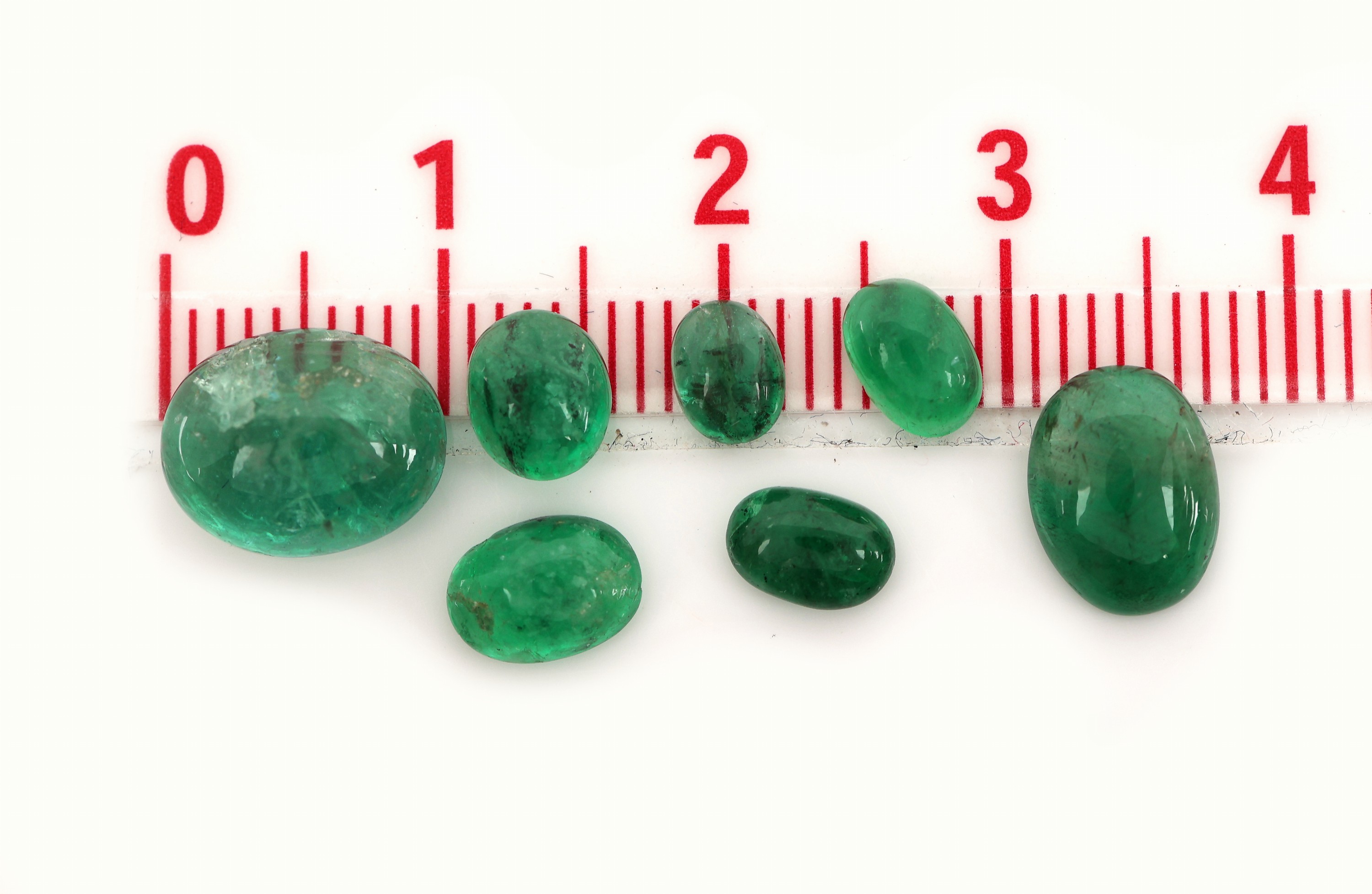 Detail b: Lot lose Smaragd-Cabochons, zus. ca. 25.28 ct,versch. Größen und Formen