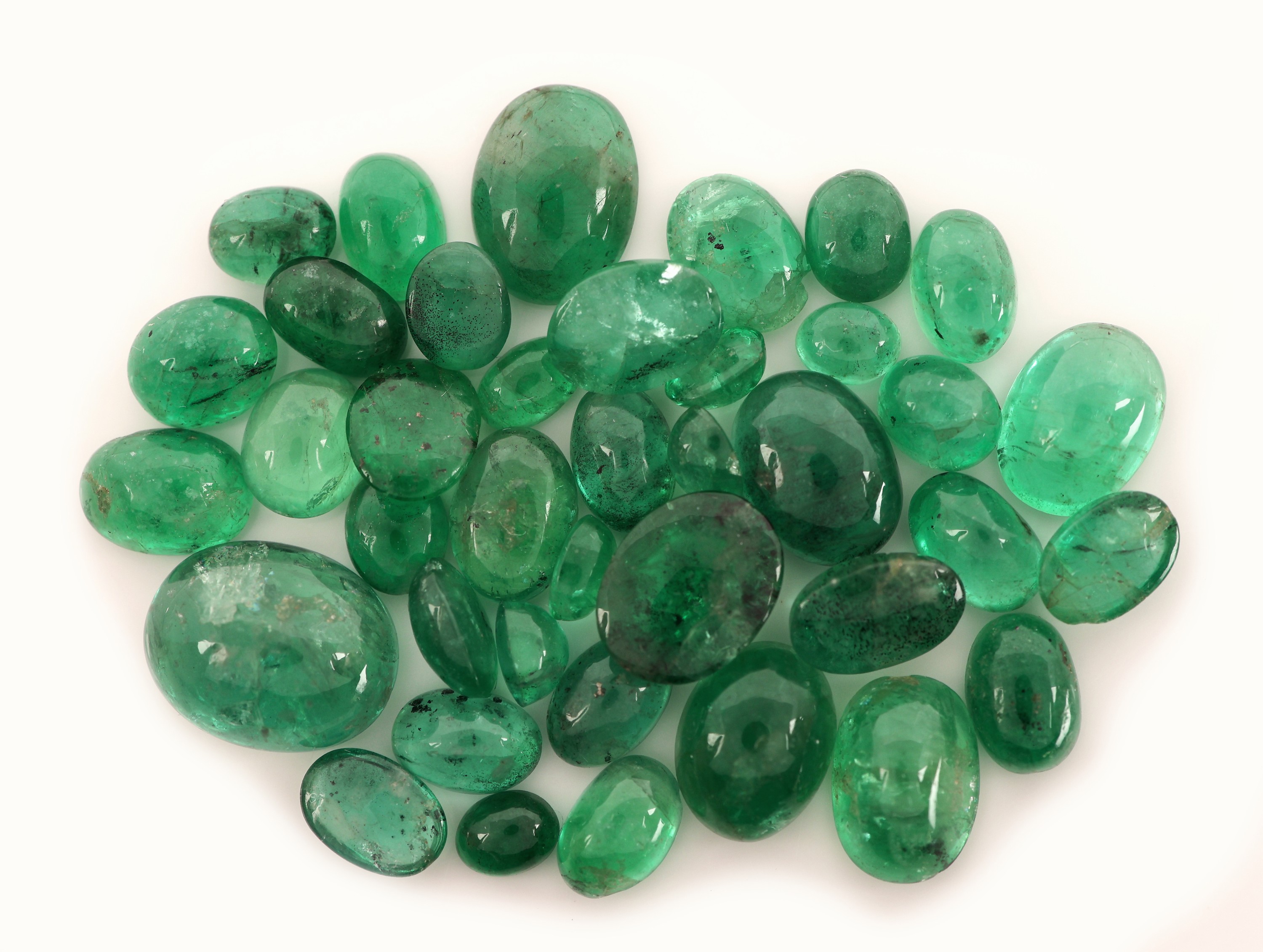 Detail c: Lot lose Smaragd-Cabochons, zus. ca. 25.28 ct,versch. Größen und Formen