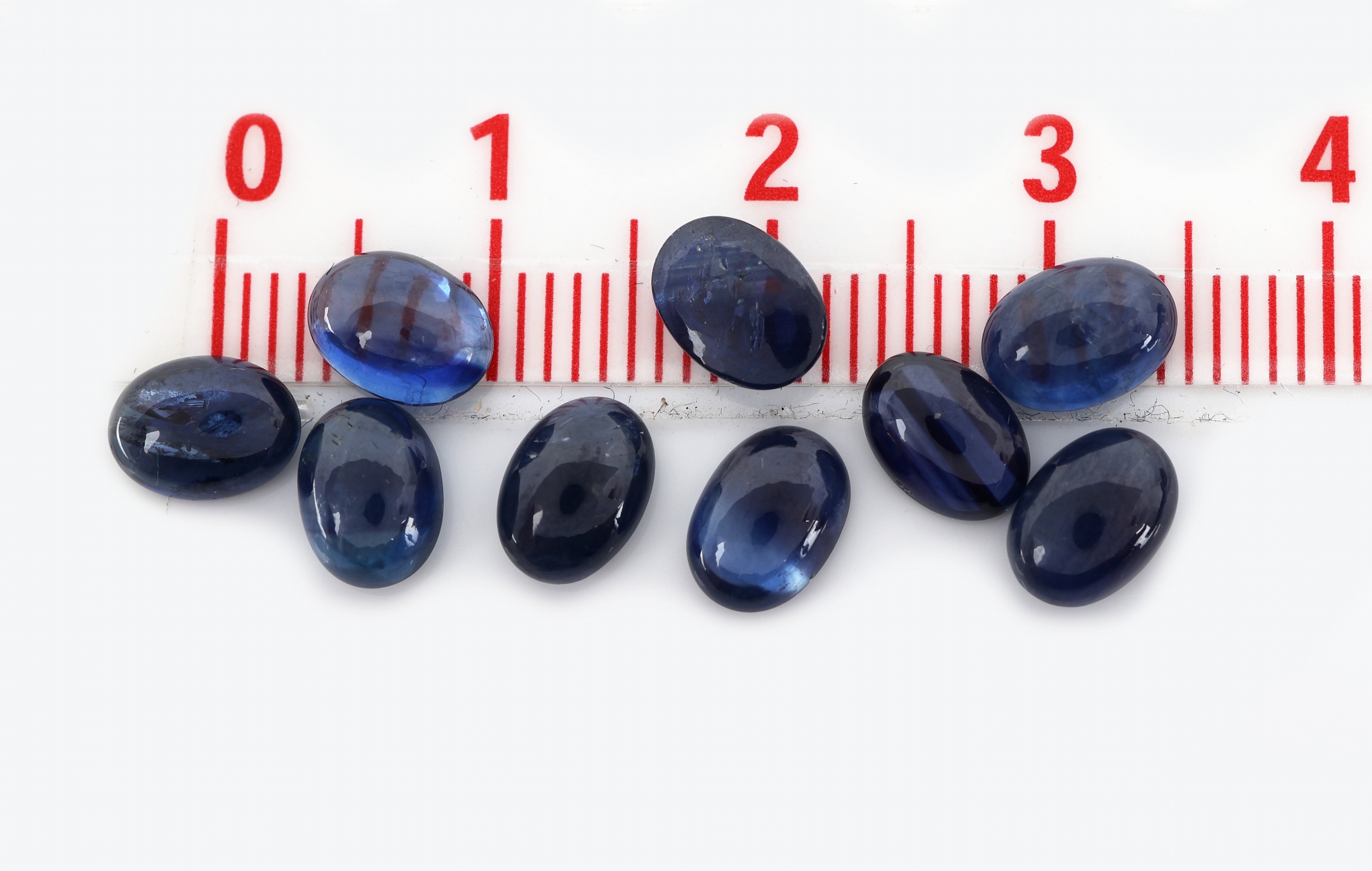 Detail b: Lot lose Saphire, zus. ca. 31.98 ct, ovale Cabochons in versch. Größen