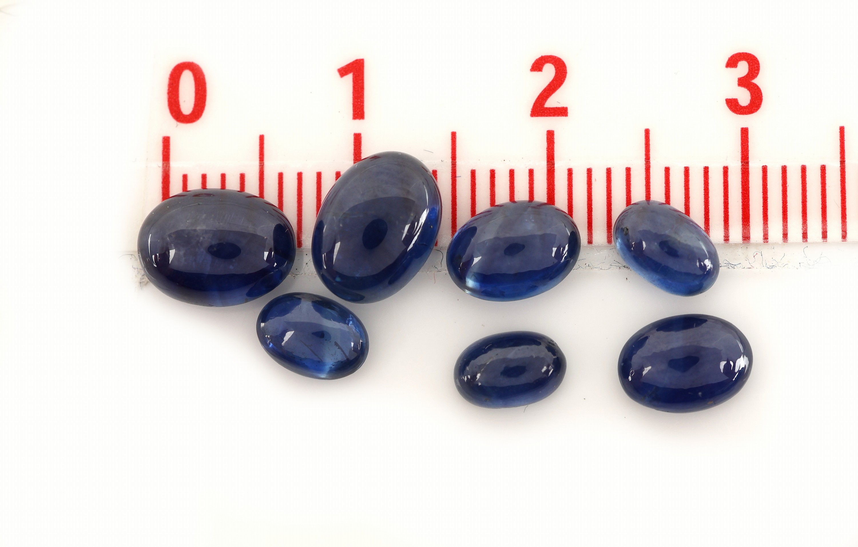 Detail b: Lot lose Saphire, zus. ca. 41.91 ct, ovale Cabochons in versch. Größen und Farbnuancen