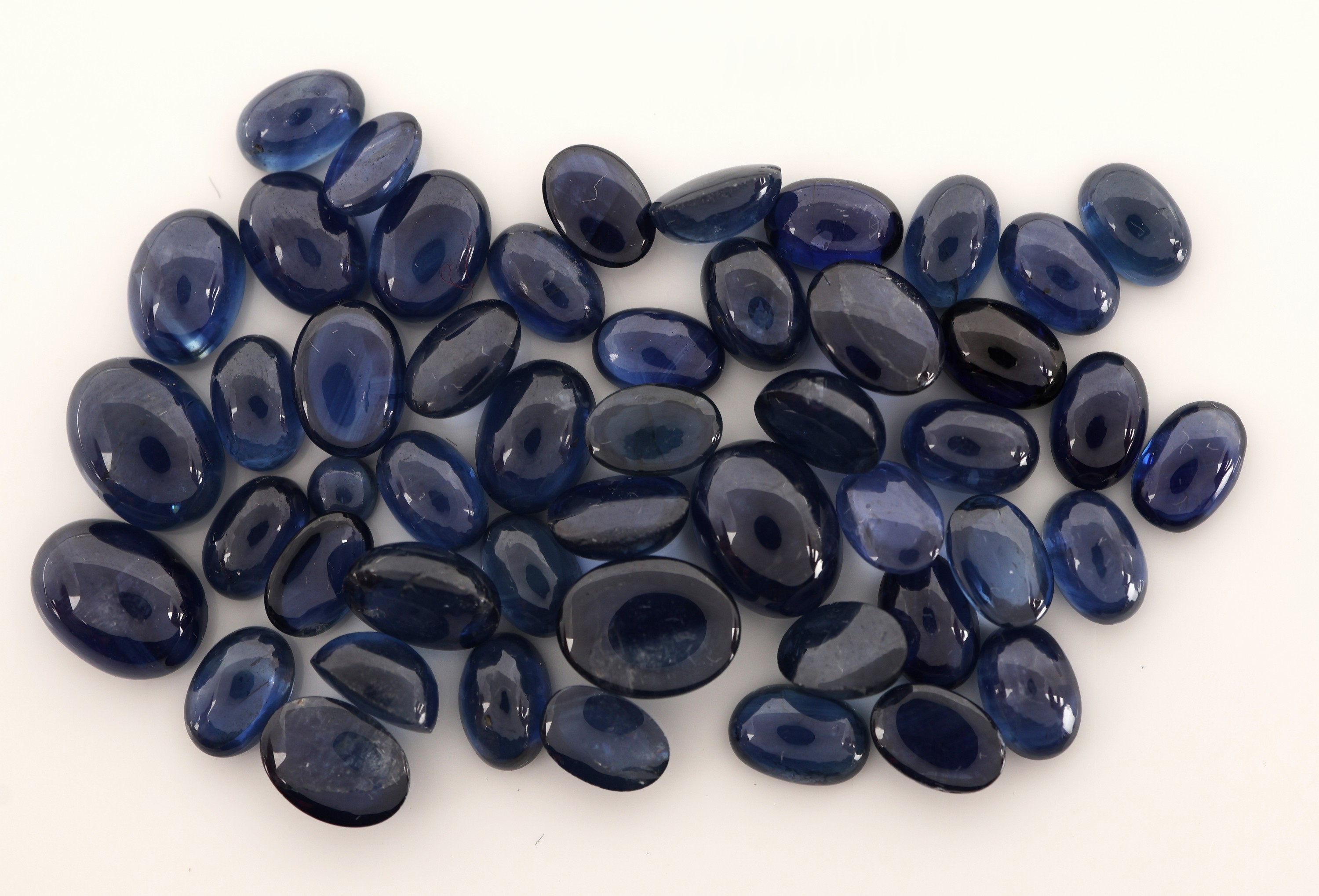 Detail c: Lot lose Saphire, zus. ca. 41.91 ct, ovale Cabochons in versch. Größen und Farbnuancen