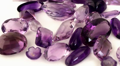 27142214a - Lot lose Amethyste, zus. ca. 465.69 ct, versch. Schliffformen, Größen und Farbnuancen