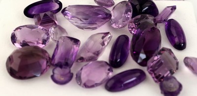 27142214b - Lot lose Amethyste, zus. ca. 465.69 ct, versch. Schliffformen, Größen und Farbnuancen