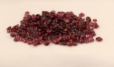 Image Lot lose Granate, zus. ca. 302.80 ct, versch. Schliffformen, Größen und Farben