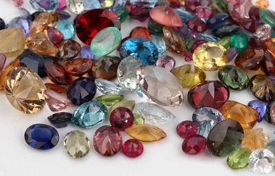 27142222a - Lot lose Farbsteine, zus. ca. 204.40 ct, u.a. Turmaline, Citrine, Tansanite, Rubine, ...