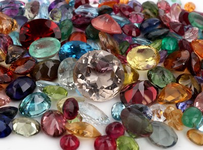27142222b - Lot lose Farbsteine, zus. ca. 204.40 ct, u.a. Turmaline, Citrine, Tansanite, Rubine, ...