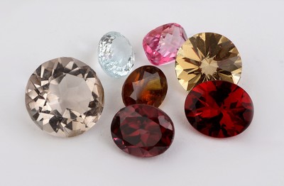 27142222c - Lot lose Farbsteine, zus. ca. 204.40 ct, u.a. Turmaline, Citrine, Tansanite, Rubine, ...