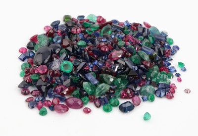 27142226a - Lot lose Farbsteine, zus. ca. 102.5 ct, Rubine, Saphire und Smaragde in versch. ...