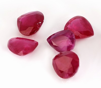 27142251a - Lot 11 lose Rubine, zus. ca. 8.27 ct, facett. Tropfen und Herzen Schätzpreis: 2200, - EUR