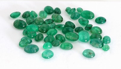 27142255a - Lot lose Smaragd-Cabochons, zus. ca. 24.40 ct,versch. Größen und Formen Schätzpreis: ...