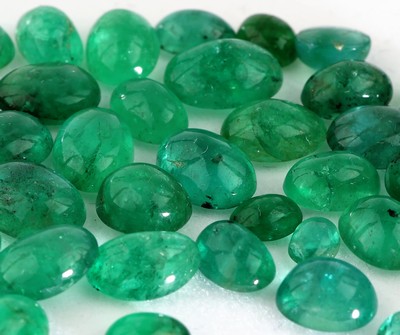 27142258a - Lot lose Smaragd-Cabochons zus. ca. 24.59 ct, versch. Größen und Formen Schätzpreis: ...