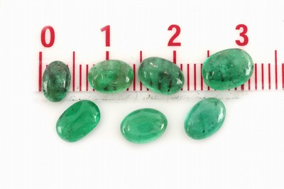 27142258b - Lot lose Smaragd-Cabochons zus. ca. 24.59 ct, versch. Größen und Formen Schätzpreis: ...