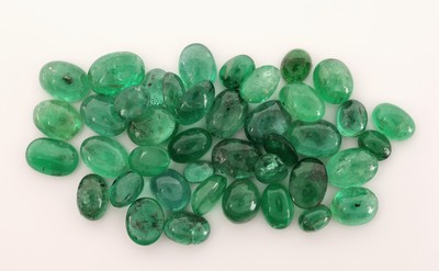 27142258c - Lot lose Smaragd-Cabochons zus. ca. 24.59 ct, versch. Größen und Formen Schätzpreis: ...