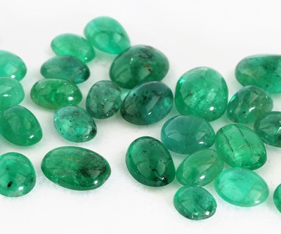 27142264a - Lot lose Smaragd-Cabochons zus. ca. 25.15 ct, versch. Größen und Formen Schätzpreis: ...
