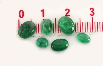 27142264b - Lot lose Smaragd-Cabochons zus. ca. 25.15 ct, versch. Größen und Formen Schätzpreis: ...