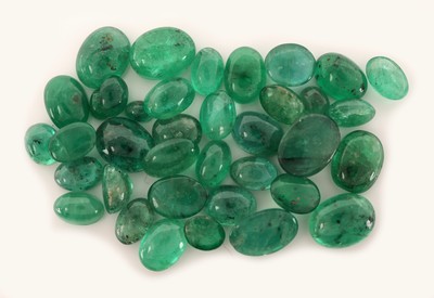 27142264c - Lot lose Smaragd-Cabochons zus. ca. 25.15 ct, versch. Größen und Formen Schätzpreis: ...
