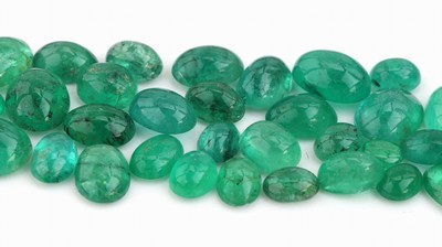 27142266a - Lot lose Smaragd-Cabochons, zus. ca. 25.41 ct,versch. Größen und Formen Schätzpreis: ...