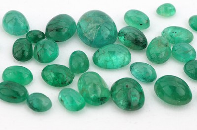 27142268a - Lot lose Smaragd-Cabochons, zus. ca. 25.28 ct,versch. Größen und Formen Schätzpreis: ...