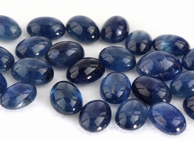 27142279a - Lot lose Saphire, zus. ca. 31.60 ct, Cabochonsin versch. Größen Schätzpreis: 2200, - ...
