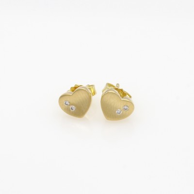 Image Paar Herzohrstecker mit Brillanten, GG 750/ 000, z.T. matt., 4 Brill. zus. ca. 0.04 ct ...