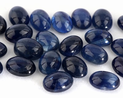 27142286a - Lot lose Saphire, zus. ca. 31.98 ct, ovale Cabochons in versch. Größen Schätzpreis: ...