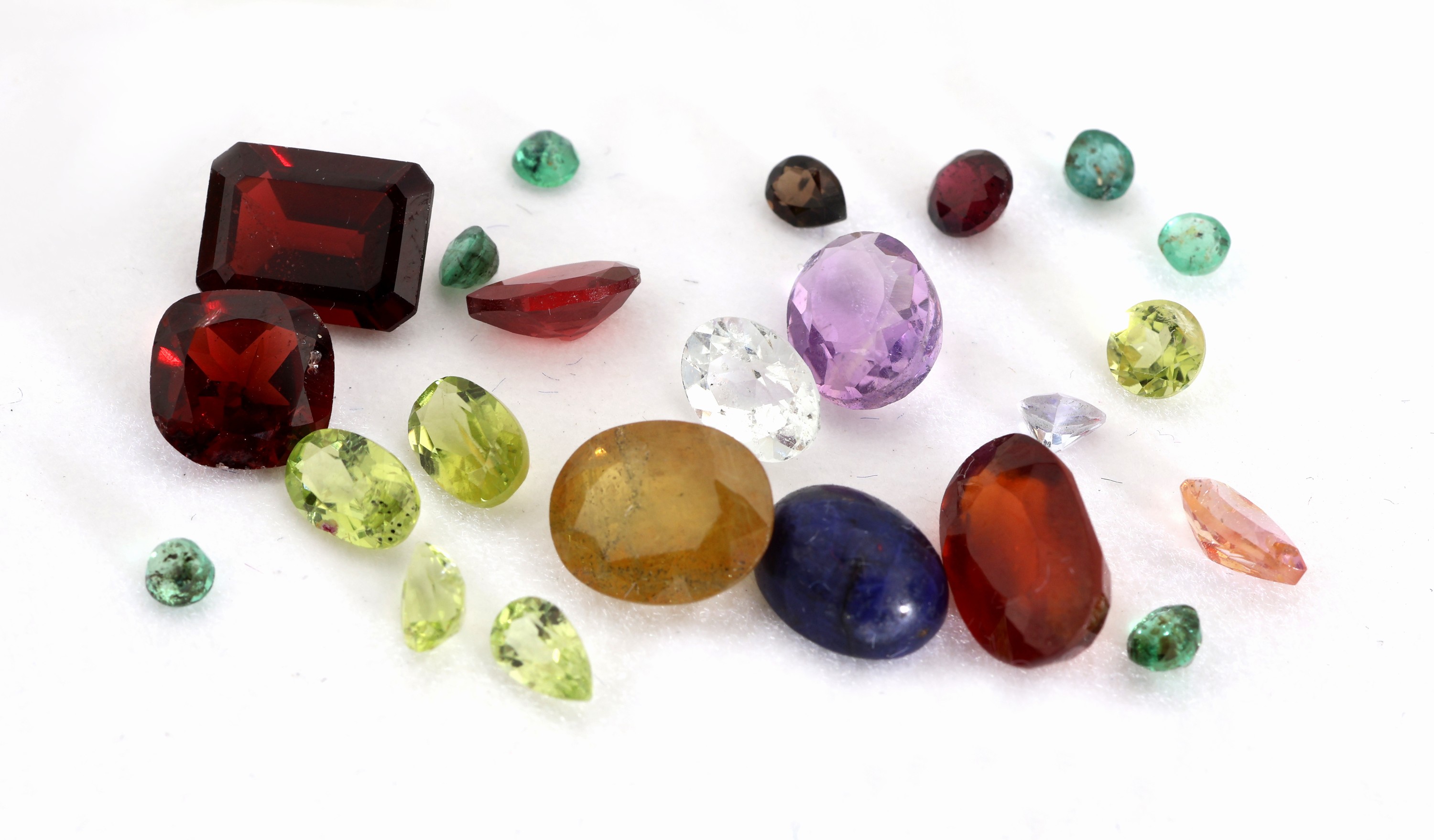 Image 27142312 - Lot lose Farbsteine, zus. ca. 17.57 ct, u.a. Granate, Peridot, Turmaline, gelber Saphir, ...