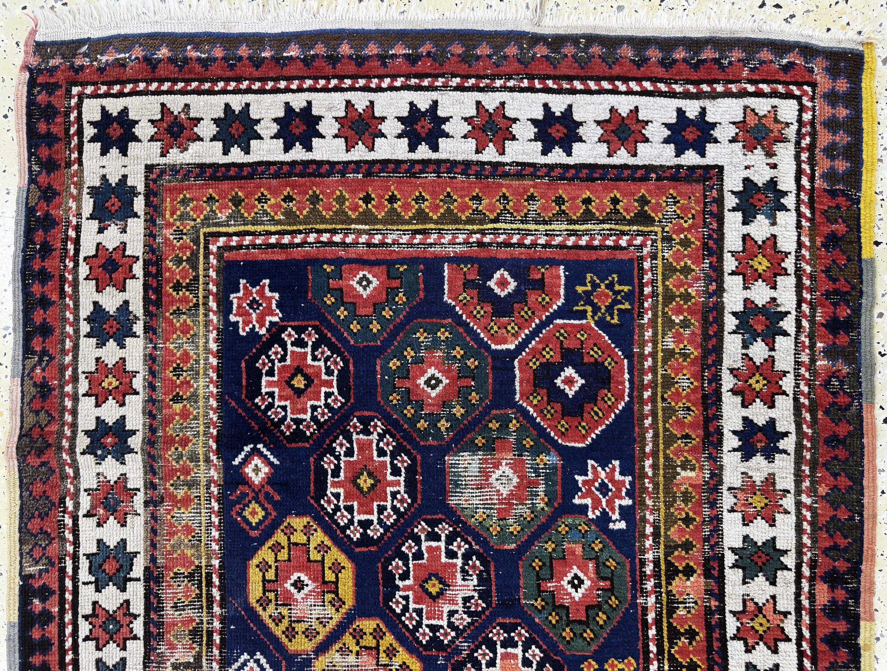 Detail a: Kazak antik, Kaukasus, 19.Jhd, Wolle auf Wolle, ca. 225 x 100 cm, EHZ: 3(restauriert)