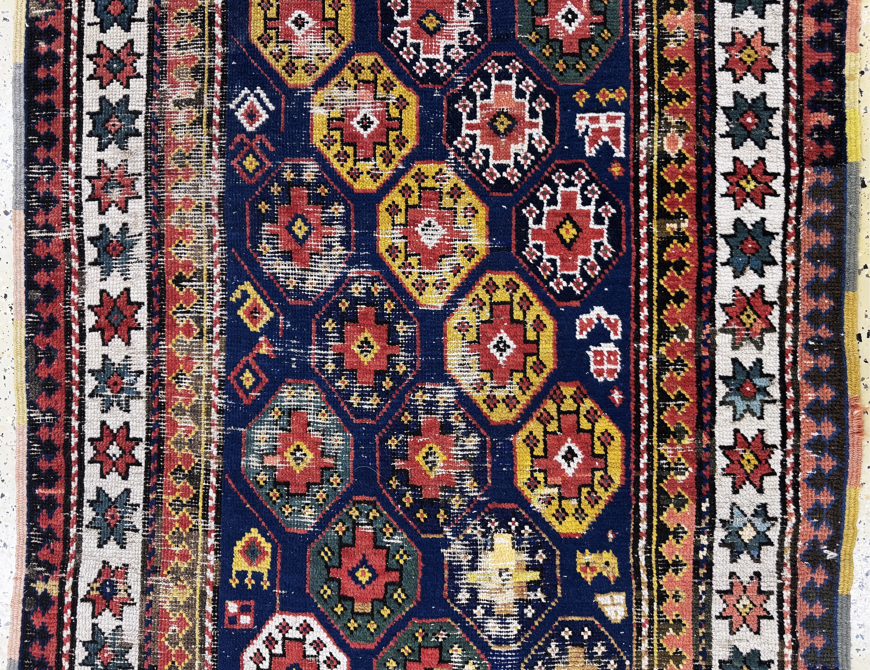 Detail b: Kazak antik, Kaukasus, 19.Jhd, Wolle auf Wolle, ca. 225 x 100 cm, EHZ: 3(restauriert)