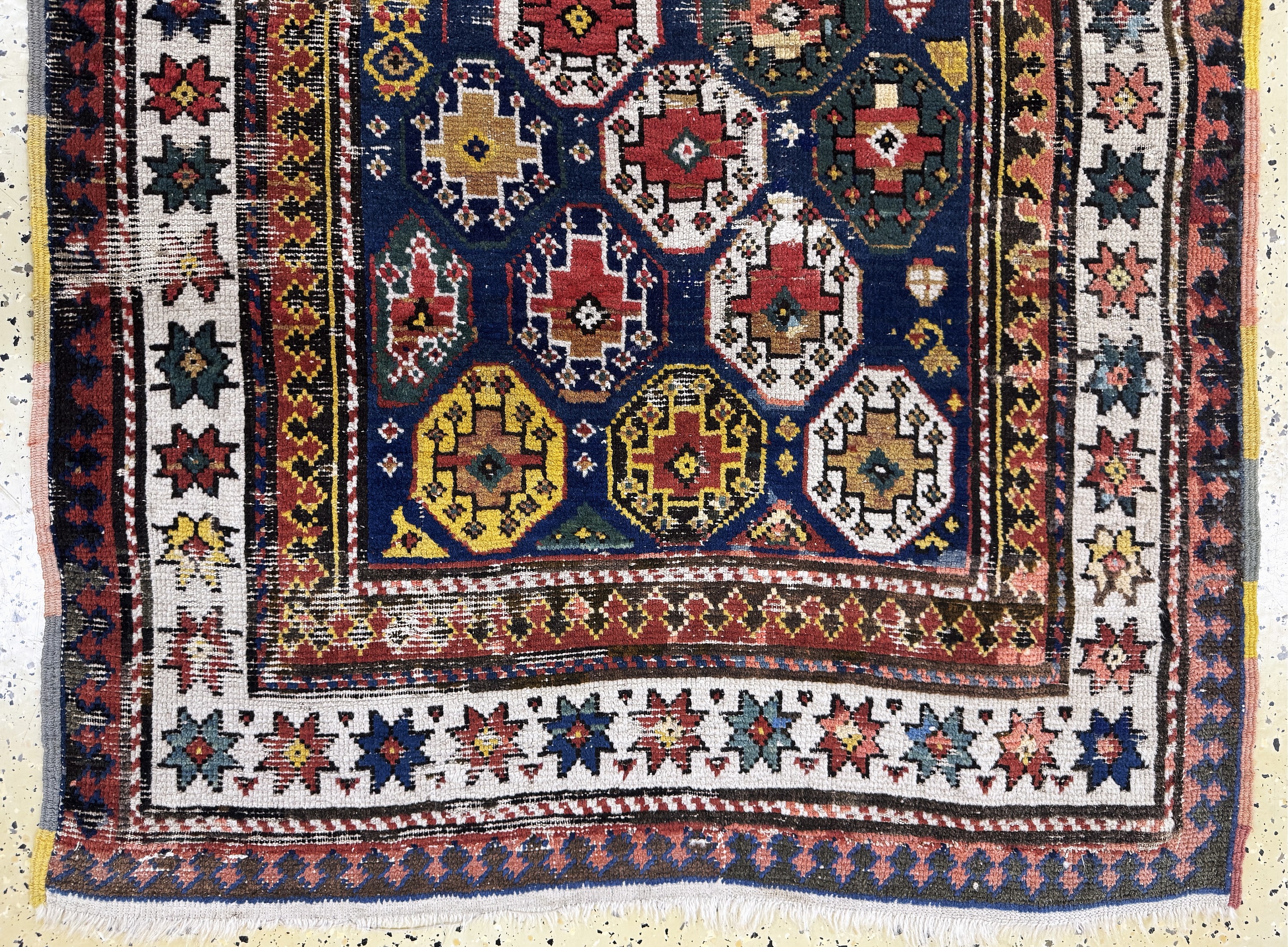 Detail c: Kazak antik, Kaukasus, 19.Jhd, Wolle auf Wolle, ca. 225 x 100 cm, EHZ: 3(restauriert)