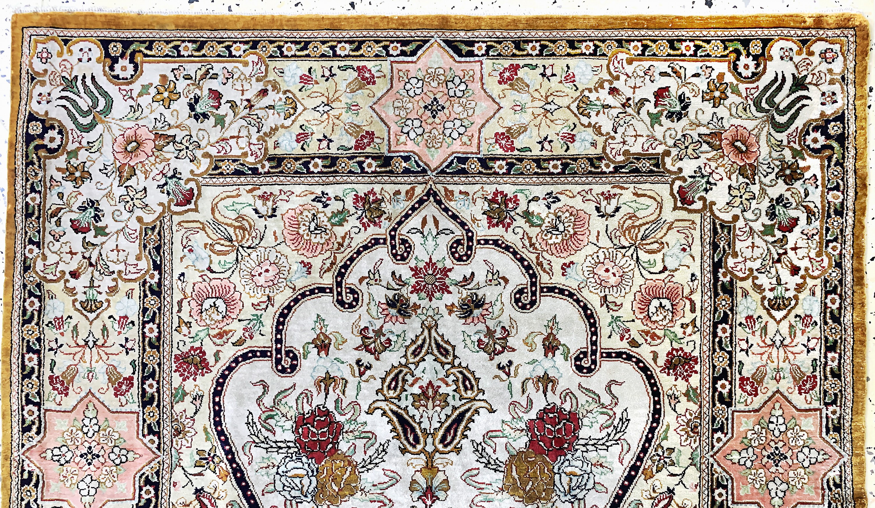 Detail a: Ghom Seide fein, Persien, Mitte 20.Jhd, reine Naturseide, ca. 122 x 80 cm, ca. 1,0 Mio. Kn/qm, Reinigungsbedürftig, EHZ: 2