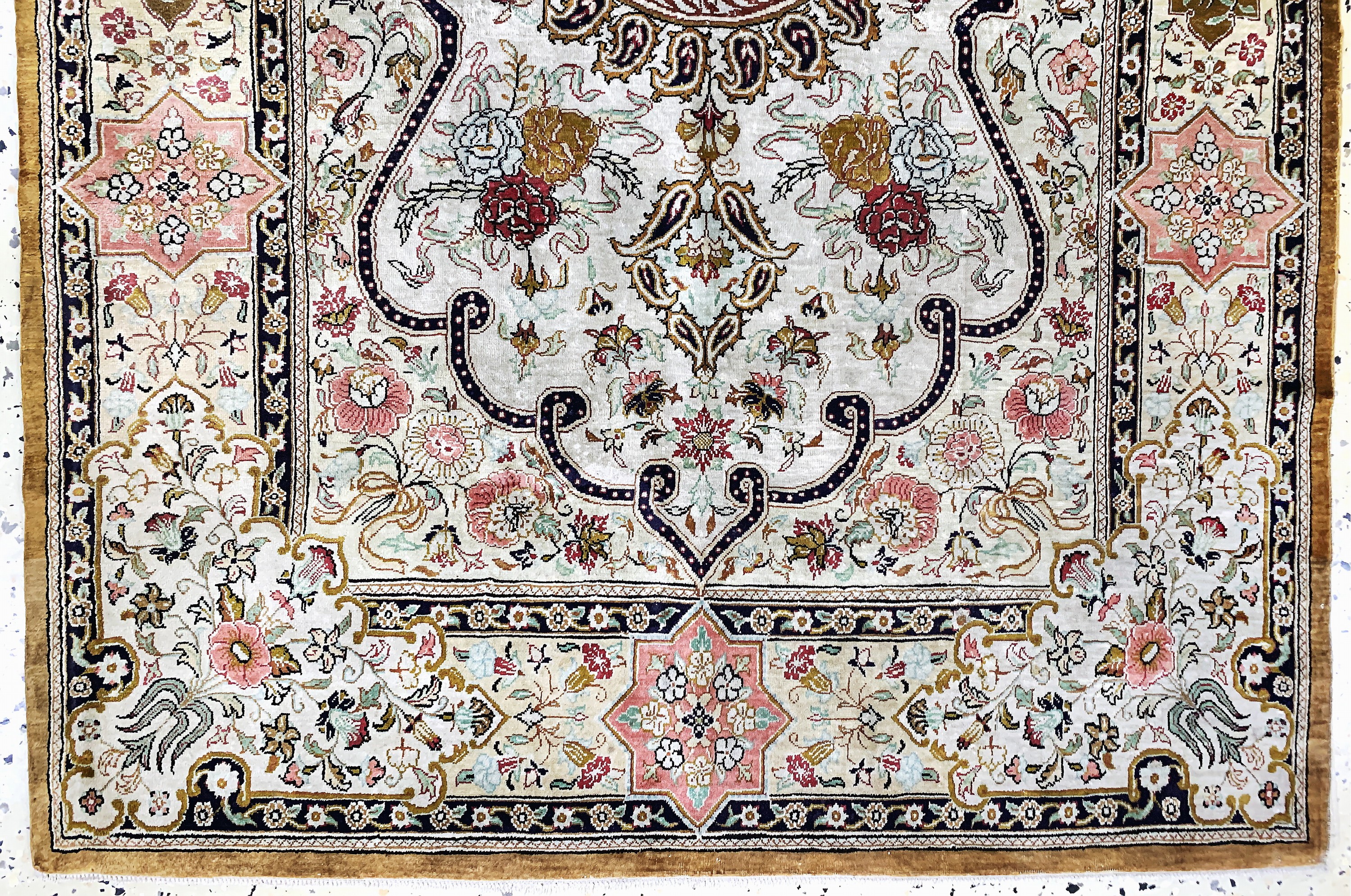 Detail b: Ghom Seide fein, Persien, Mitte 20.Jhd, reine Naturseide, ca. 122 x 80 cm, ca. 1,0 Mio. Kn/qm, Reinigungsbedürftig, EHZ: 2